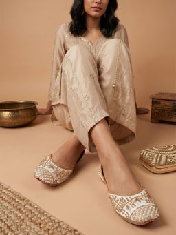 Dollphin - Women White Embellished Ethnic Juttis