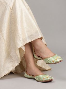 Dollphin - Women Pista Embroidered Ethnic Juttis