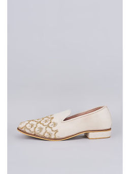 RNG Safawala - Ivory Mughal Juttis