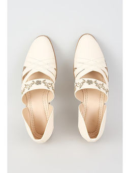 RNG Safawala - Ivory Cummerband Peshawaris Juttis