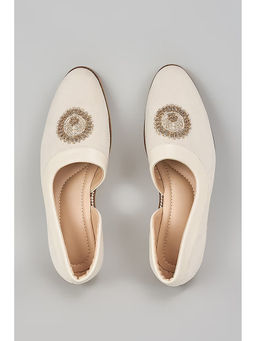 RNG Safawala - Off White Embroidered Peshawaris Juttis