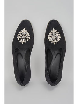 RNG Safawala - Black Embroidered Juttis