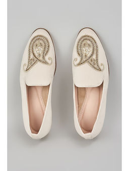 RNG Safawala - Off White Embroidered Juttis