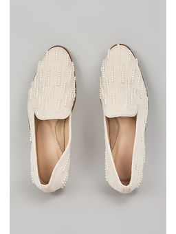 RNG Safawala - Off White Embroidered Juttis