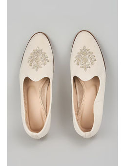 RNG Safawala - Off White Embroidered Juttis