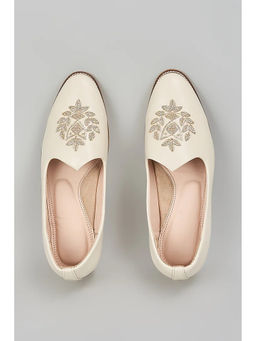 RNG Safawala - Off White Embroidered Juttis