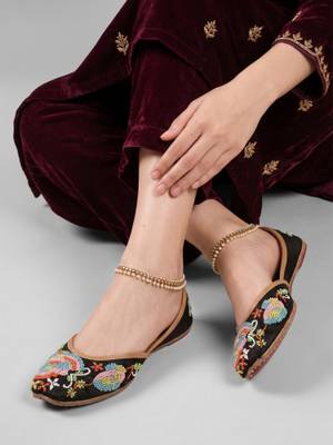 Dollphin Women Black Embellished Ethnic Juttis