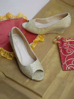 KNEETOES - Women Shine Pop Gold Peep-Toe Wedges Heels