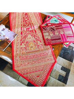 TheYUGO - Zari Embroidered Table Runner & Table Mat- Bhavan (6 Seater)