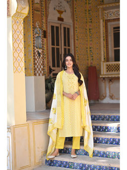 Mahee Jaipur - Yellow Zigzag Thread Work Kurta with Pant and Printed Dupatta (Set of 3)
