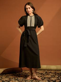 Globus - Women Black Keyhole Neck Lace Inserts A-Line Midi Dress with Belt