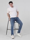 Off White color option, Currently selected