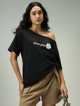 Outzidr - Black Oversized Cotton One Shoulder Graphic Street Wear T-Shirt