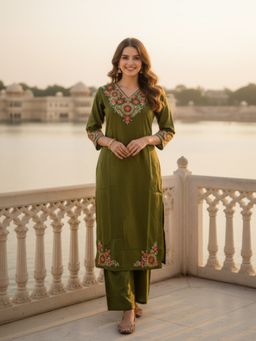 FASHOR - Thread Embroidered Straight Kurta with Pant