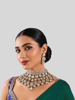 Auraa Trends - Gold Finish Floral Motif And Kundan Stone White Choker Necklace With Earrings