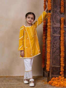 PSPeaches - Girls Yellow Floral Embroidered Round Neck A-Line Kurta with Pant (Set of 2)