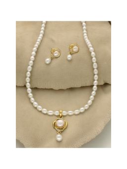 Sri Jagdamba Pearls - Gleaming Pearl Jewellery Set