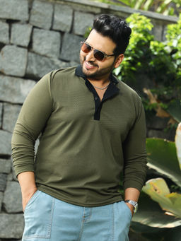 Instafab Plus - Men Olive Green and Obsidian Black Textured Cuban Polo T-Shirt