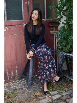 IS.U - Floral Black Skirt
