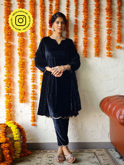 Bud & Tulip - Black Makhmal Scalloped Black Kurta 1Pant Dupatta (Set of 3)