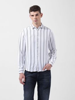 The Indian Garage Co - Men White Regular Fit Vertical Striped Cutaway Collar Neck Casual Shirt