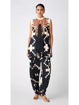 Basanti Kapde aur Koffee - Black Abstract Print Crepe Kurta With Jacket And Dhoti Pant