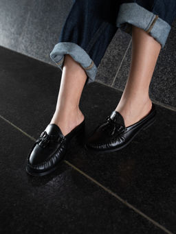 Theater - Women Sherlocks Black Round Toe Tassel Loafers