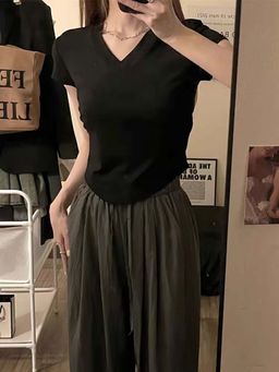 Outzidr - Black Basic Solid V Neck T-shirt