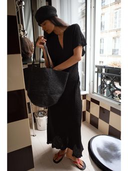 NA-KD - Black Crinkle Short Sleeve Maxi Dress