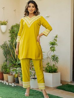 HOUSE OF JAMOTI - Women Yellow Blended Embroidered Kurta with Pant