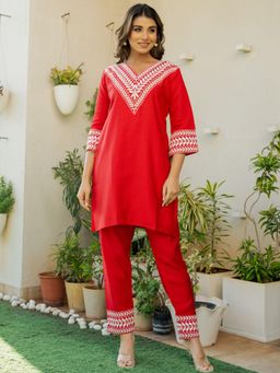 HOUSE OF JAMOTI - Women Red Blended Embroidered Kurta with Pant