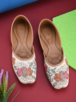 XE Looks - Embroidered Floral Pattern Traditional Juttis
