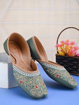 XE Looks - Flat Comfortable , Trend And Fancy Embellished Punjabi Jutti