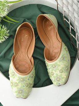 XE Looks - Handcrafted Embroidered Punjabi Juttis
