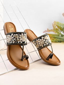 XE Looks - Stylish Floral Embellished Toe-Ring Flat Sandal