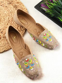 XE Looks - Elegant Floral Embroidered Ethnic Juttis