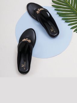 XE Looks - Graceful And Alluring Design Cushion Flat Slippers