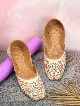 XE Looks - Ethnic Design Comfortable And Fancy Embroidered Punjabi Juttis