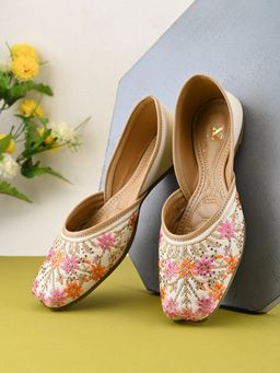 XE Looks - Elegant Threadwork Designer Juttis