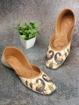 XE Looks - Peacock Design Comfortable Graceful And Attractive Ethnic Punjabi Juttis