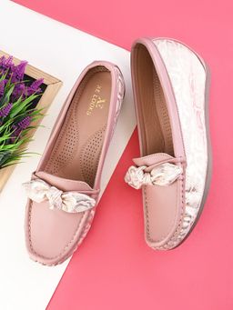 XE Looks - Elegant Bow With Snake-Print Loafers