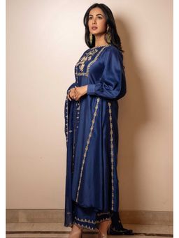 Paulmi & Harsh - Women Navy Blue Chiniya Silk Round Neck Kurta with Pant