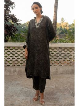 Paulmi & Harsh - Women Black Silk Collar Neck Kurta with Pant