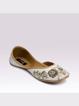 Coral Haze - Embroidered White Juttis