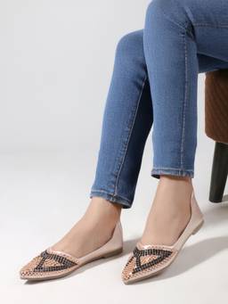DENILL - Peach Women's Embellished Pointed Toe Juttis With Pearl And Thread work