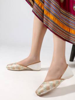DENILL - White Women's Juttis Checkered Toe And Dml Designer