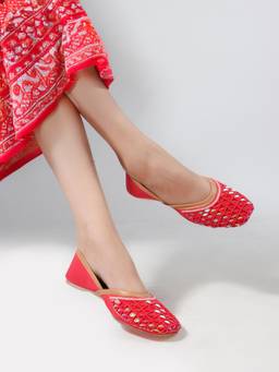 DENILL - Women's Jutti With Traditional Sole And Embroidered Detailing