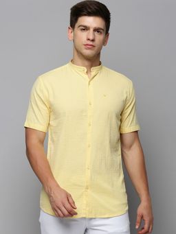 SHOWOFFFF - Men Mandarin Neck Short Sleeves Self Design Yellow Shirt