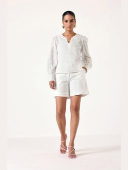 Muvazo - White Cotton Embroidered Blouse With Shorts