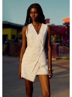 Muvazo - Off White Cotton Embroidered Top With Skirt